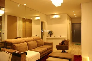 Sala de estar com sofá e paredes claras em um imóvel no Brasil.