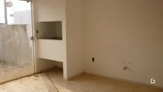Vista de um corredor interno com piso de cerâmica clara.