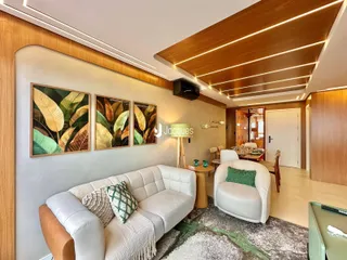 Sala de estar moderna com sofá branco e decoração de madeira clara.
