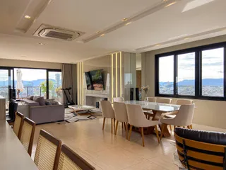 Sala de estar ampla com vista para a cidade.