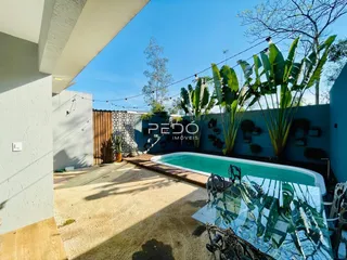 Foto da área externa com piscina e deck em Lajeado.
