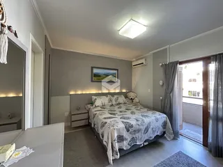 Quarto com cama e janela em um imóvel no Brasil.