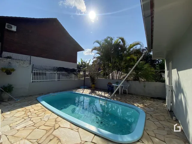 Foto de uma piscina e área externa de uma residência em Lajeado.