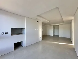 Hall de uma propriedade em Lajeado, Brasil, com paredes brancas e piso claro.