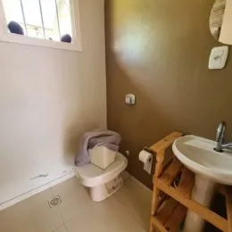 Foto de um banheiro interno com piso claro e uma pia branca.