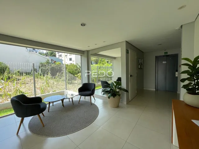 Sala de estar com vista para o jardim através de portas de vidro.