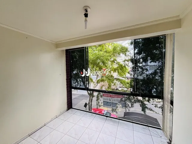 Ambiente interno com piso de cerâmica e janela para o exterior.