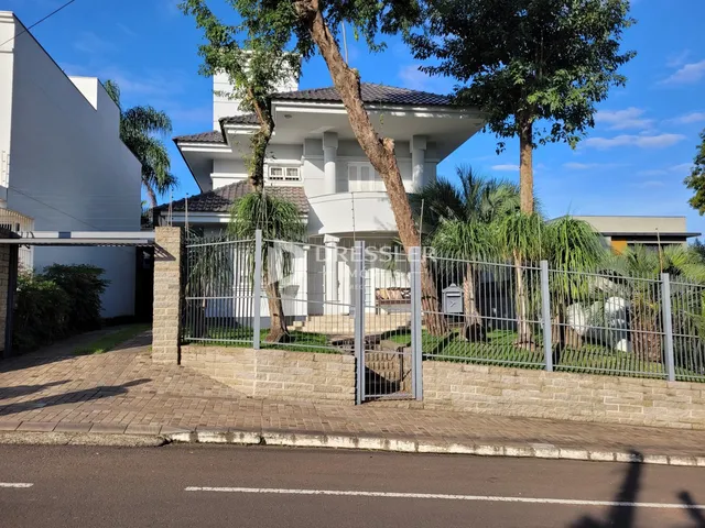 Fachada de uma casa em Lajeado, Brasil, com cerca e vegetação.