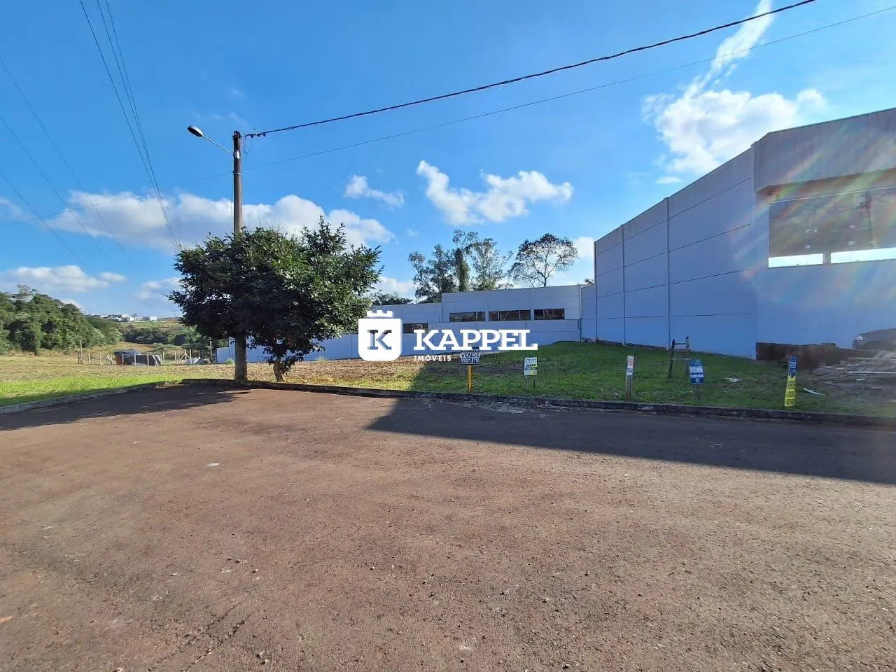 Foto da fachada de um edifício comercial em Lajeado, Brasil.