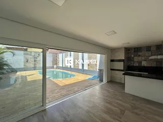 Sala de estar com acesso a área externa e piscina.