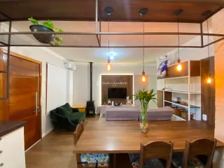 Sala de estar com mesa de madeira e sofá.