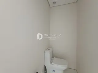 A foto mostra um banheiro com um vaso sanitário branco.