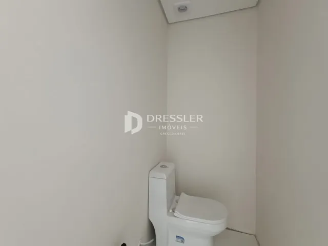 A foto mostra um banheiro com um vaso sanitário branco.