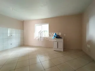 Uma sala de estar com piso de cerâmica clara.
