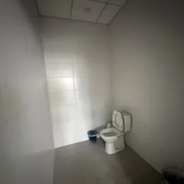 Foto interna de um banheiro simples em uma propriedade.