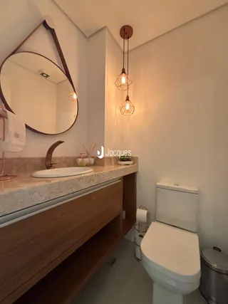 Foto de um banheiro com bancada de mármore e piso claro.