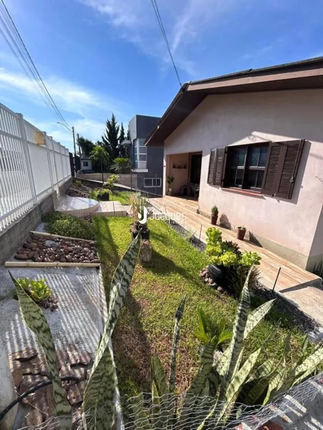 Vista da fachada e jardim de uma residência em Lajeado, Brasil.