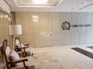 Sala de estar moderna com paredes claras e piso de cerâmica.