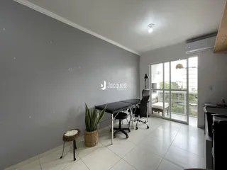 Ambiente interno com paredes cinzas e piso claro em um imóvel.