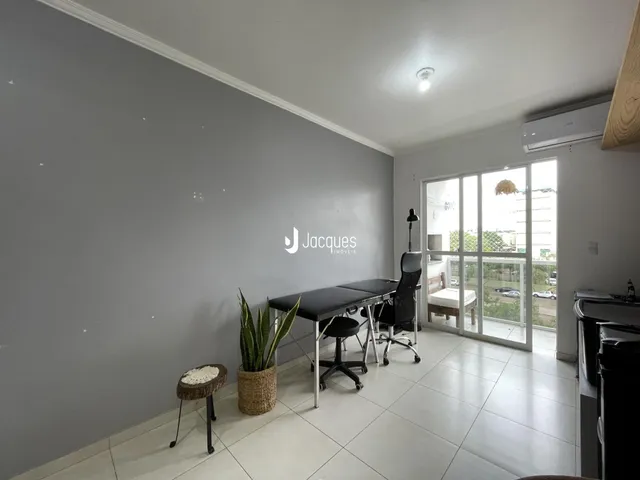 Ambiente interno com paredes cinzas e piso claro em um imóvel.