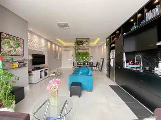 Sala de estar moderna com móveis escuros e piso claro.