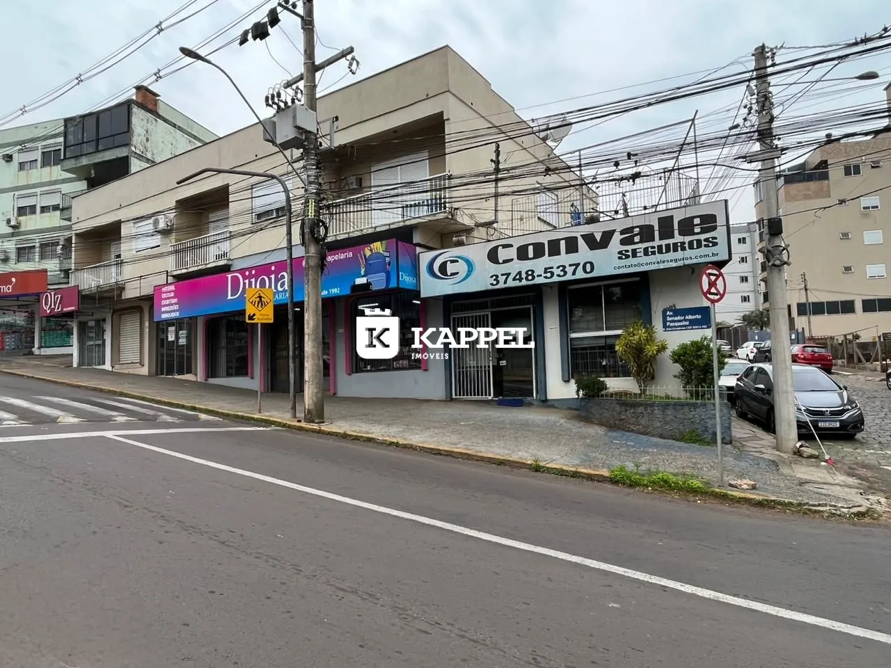 Fachada de um prédio comercial em uma rua urbana no Brasil.