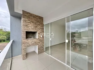 Sala de estar com parede de pedra e portas de vidro.