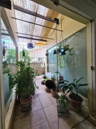 Vista de um corredor interno com passagem para uma área externa.