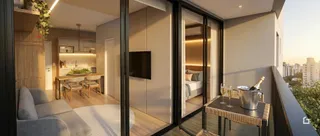 Sala de estar com portas de vidro conectando a área da cozinha e quarto.