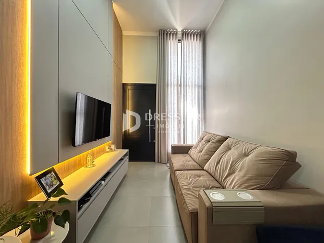 Sala de estar de um imóvel em Lajeado, Brasil, com sofá e televisão.