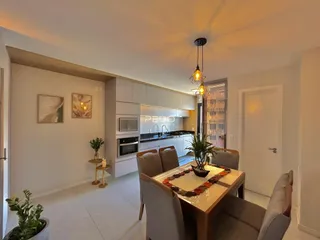 Ambiente moderno com cozinha e sala de jantar em Lajeado.