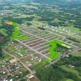Vista aérea de uma área com campos verdes e propriedades residenciais dispersas em Lajeado.