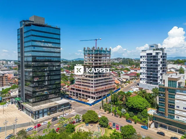 Vista aérea de edifícios altos e uma construção em andamento em uma área urbana de Lajeado, Brasil.