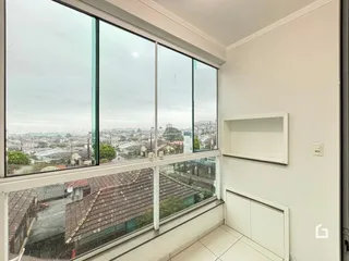Vista da cidade de Lajeado através de uma grande janela.