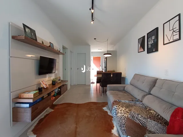 Sala de estar com sofá e estantes de madeira.