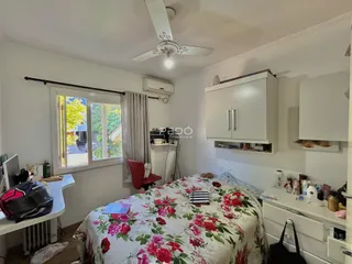 Quarto com janela e armário branco em Lajeado, Brasil.