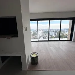 Sala de estar com vista panorâmica para a paisagem urbana.