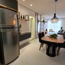 Foto de uma cozinha com eletrodomésticos de aço inoxidável e piso claro.