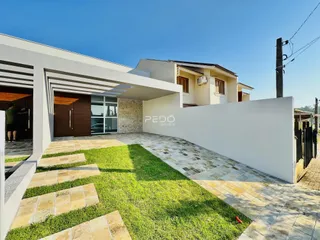 Fachada de uma casa em Lajeado, Brasil, com jardim e pátio.