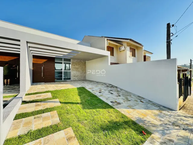 Fachada de uma casa em Lajeado, Brasil, com jardim e pátio.