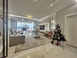 Sala de estar moderna com piso de mármore claro e sofá.