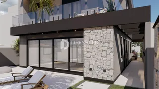 Fachada de uma residência moderna com parede de pedra e área externa em Lajeado, Brasil.