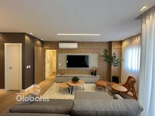 Sala de estar moderna com painel de madeira e sofá.