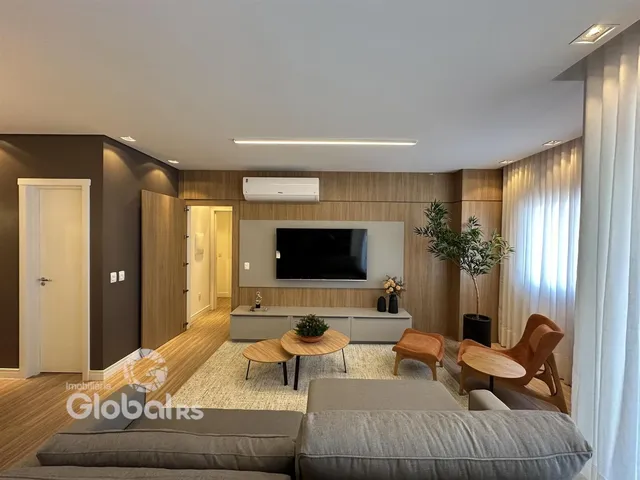 Sala de estar moderna com painel de madeira e sofá.