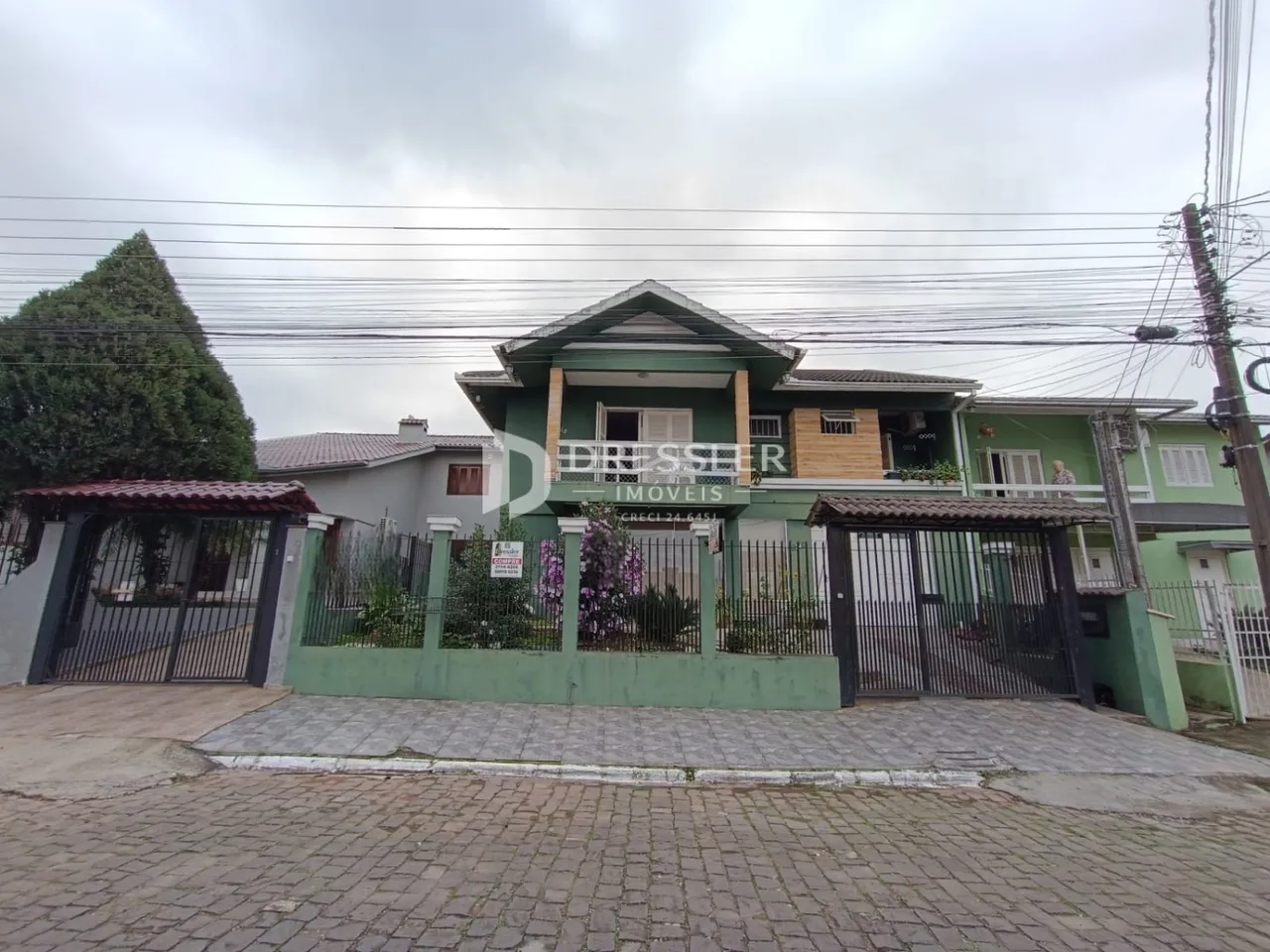 Fachada de uma casa em Lajeado, Brasil com muro e portão.