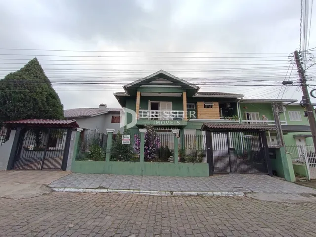 Fachada de uma casa em Lajeado, Brasil com muro e portão.