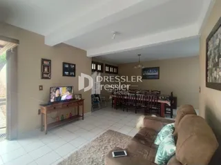 Uma sala de estar com sofá e móveis de madeira.