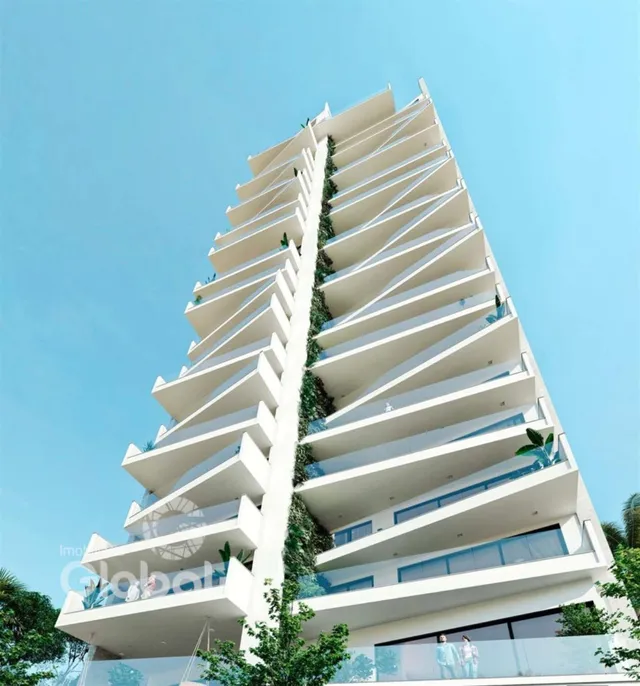Fachada moderna de um prédio residencial em Lajeado, Brasil, com varandas e vegetação.