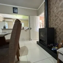 Hall de entrada com paredes claras e uma porta branca.
