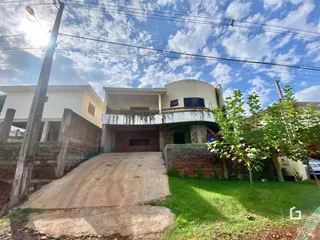 Fachada de uma residência em Lajeado, Brasil, com entrada de acesso.